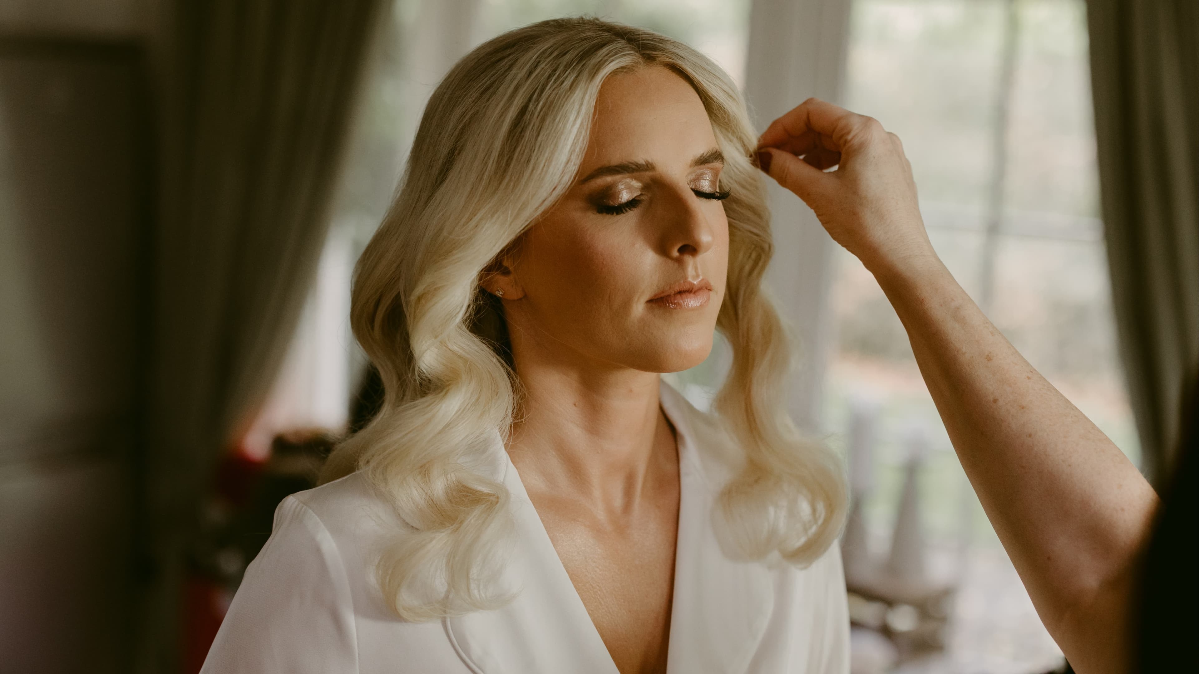 THE ASSISTING HANDBOOK FOR HAIR AND MAKEUP ARTISTS
