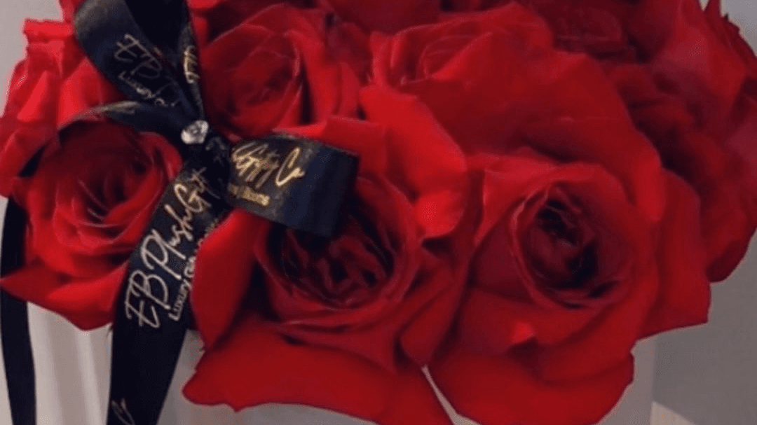 EB Signature Red Roses Hat Box 