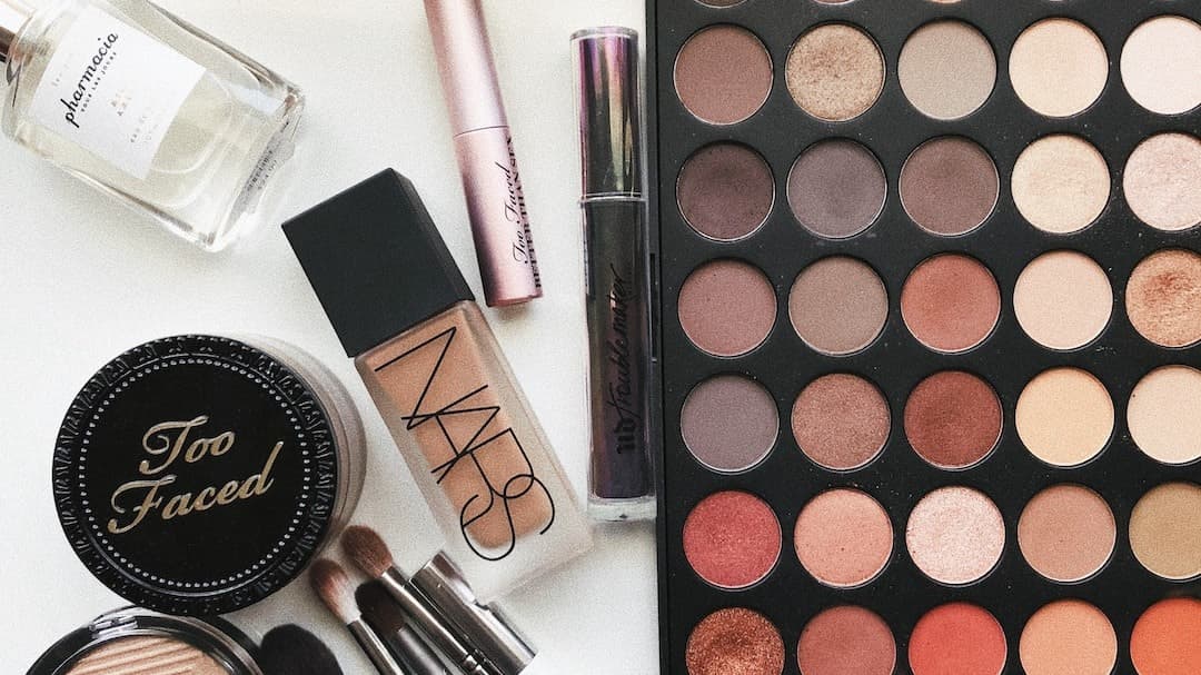 JOIN ME AT MY LIVE Makeup Class !!
