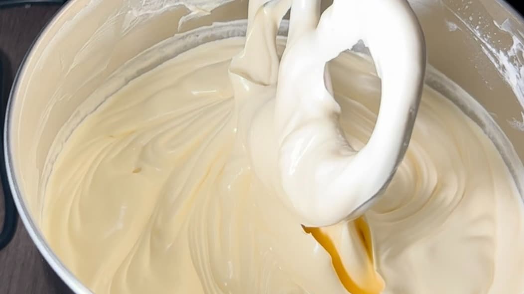 THE ULTIMATE SWISS MERINGUE BUTTERCREAM GUIDE