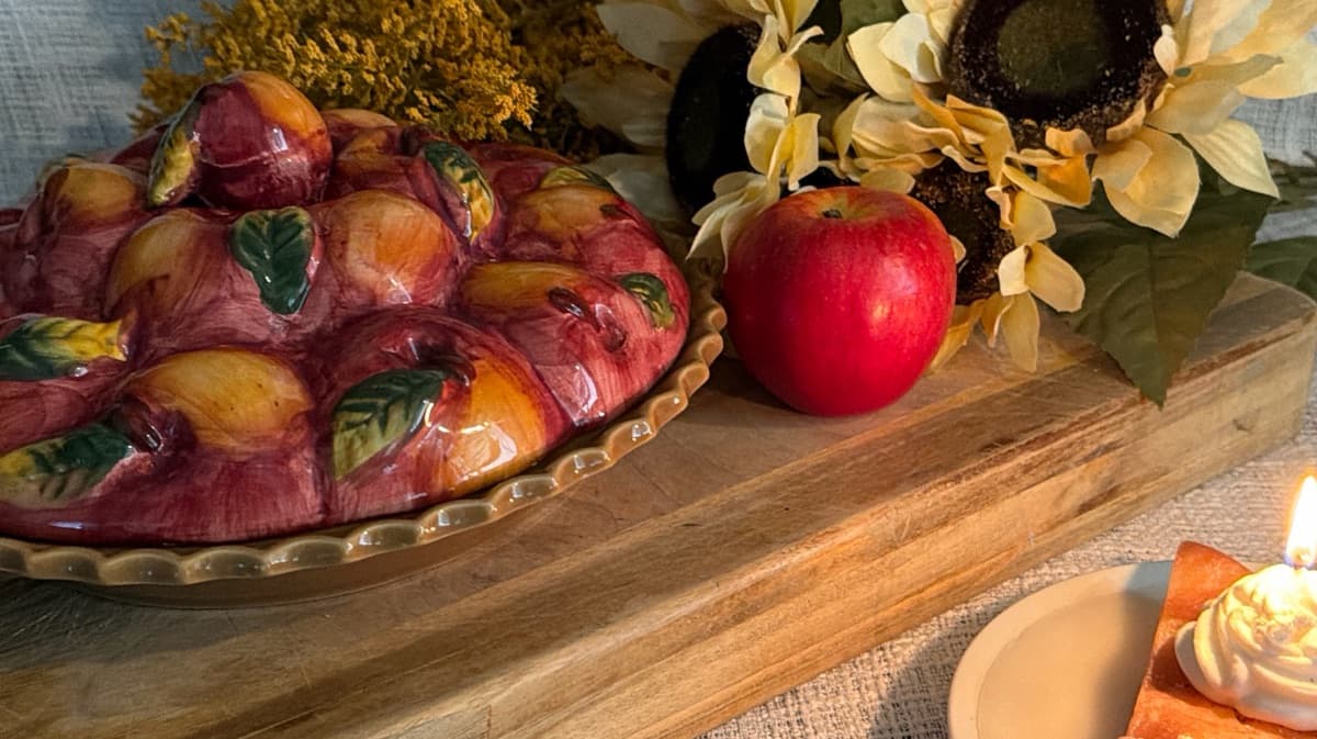 🍎 Beautiful Ceramic Covered Pie Dish | Cottage &
